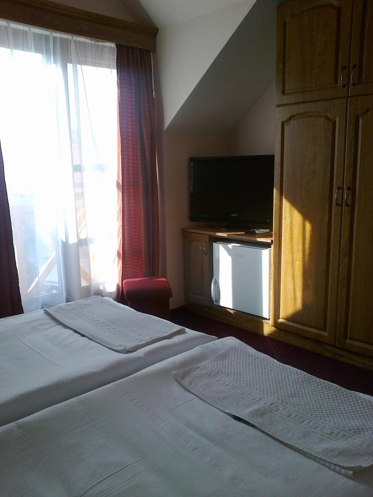 Gyoergyey Kastely Panzio Es Etterem Hotel Tapiogyorgye Ngoại thất bức ảnh